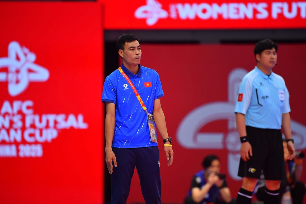 Tan giấc mơ World Cup, HLV futsal nữ Việt Nam vẫn tự hào về học trò - Ảnh 1. Tan giấc mơ World Cup, HLV futsal nữ Việt Nam vẫn tự hào về học trò - Ảnh 1.
