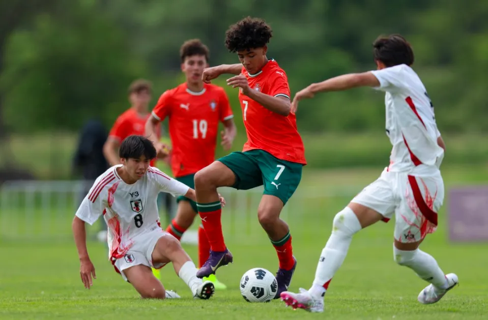 Con trai Ronaldo ra mắt U15 Bồ Đào Nha trong chiến thắng 4-1, được một loạt CLB để mắt, trong đó có MU - Ảnh 2.