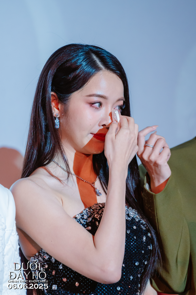 Karen Nguyễn - Thanh Duy bật khóc giữa showcase Dưới đáy hồ - Ảnh 2.