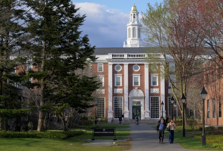 Mỹ giảm thêm hơn 400 triệu USD tiền tài trợ cho trường Đại học Harvard - Ảnh 1.