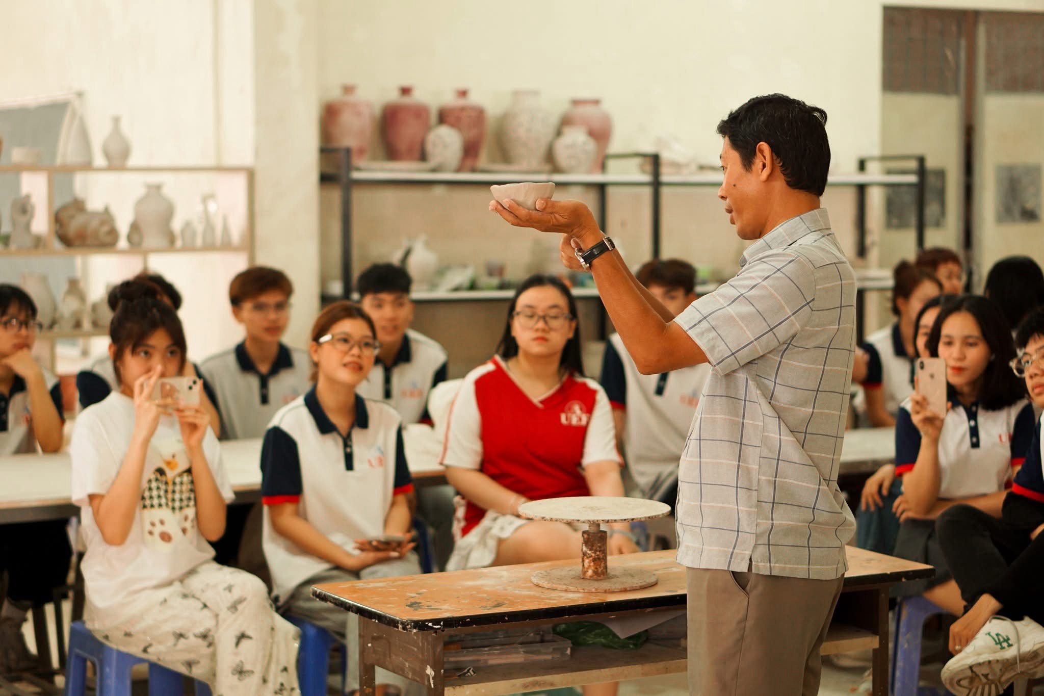 Đưa gốm cổ vào học đường: Gieo mầm di sản văn hóa cho thế hệ Z hocsinh1 17472698185091949760754