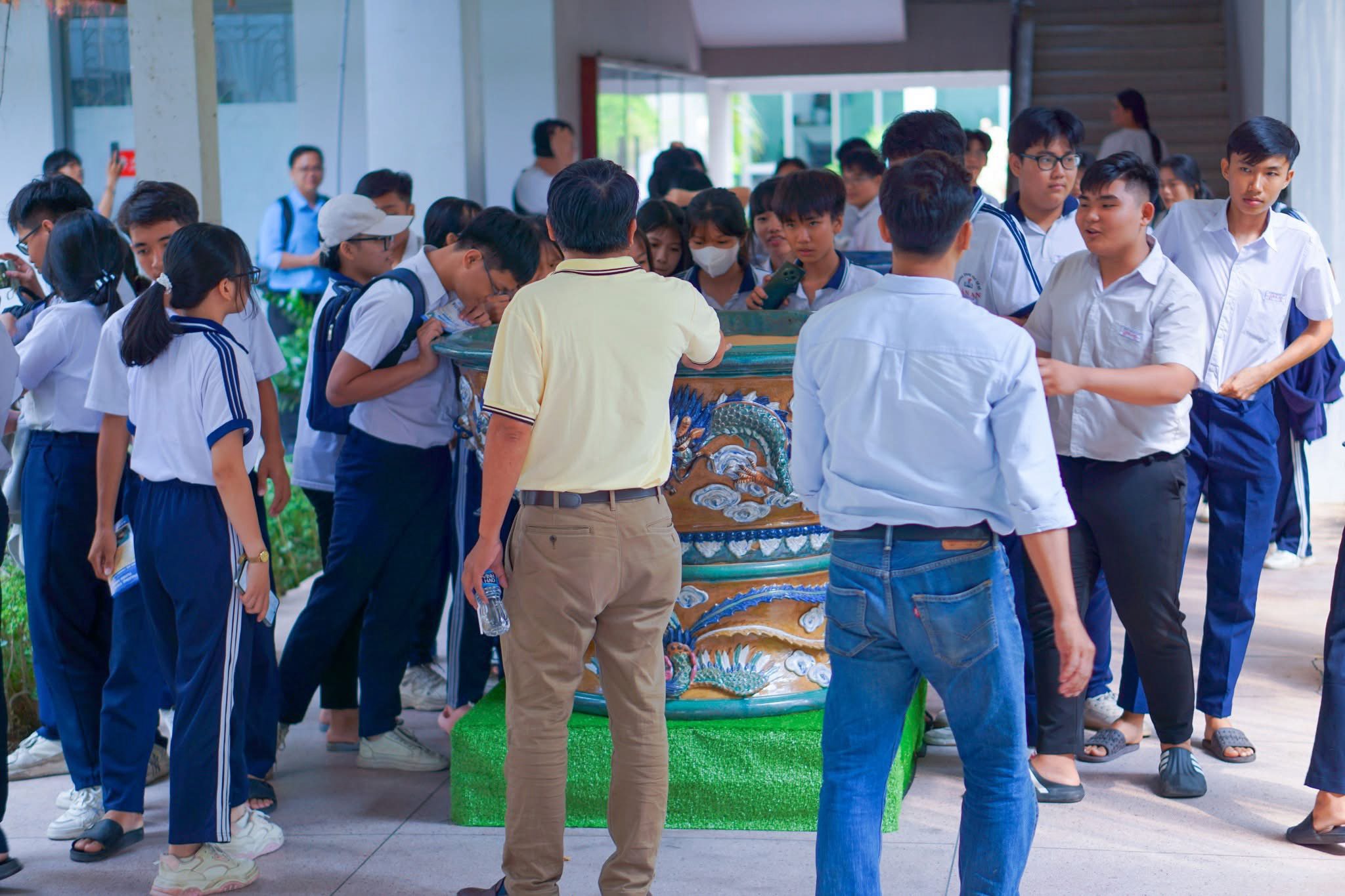 Đưa gốm cổ vào học đường: Gieo mầm di sản văn hóa cho thế hệ Z hocsinh2 17472698185761208450721