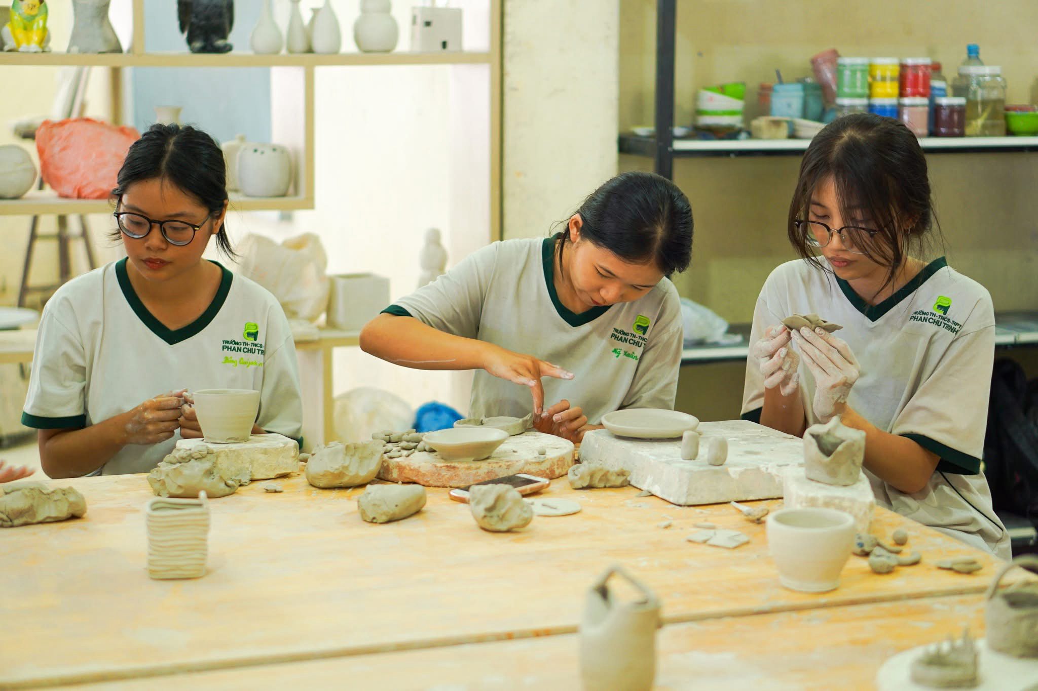 Đưa gốm cổ vào học đường: Gieo mầm di sản văn hóa cho thế hệ Z hocsinh3 1747269818587661382333