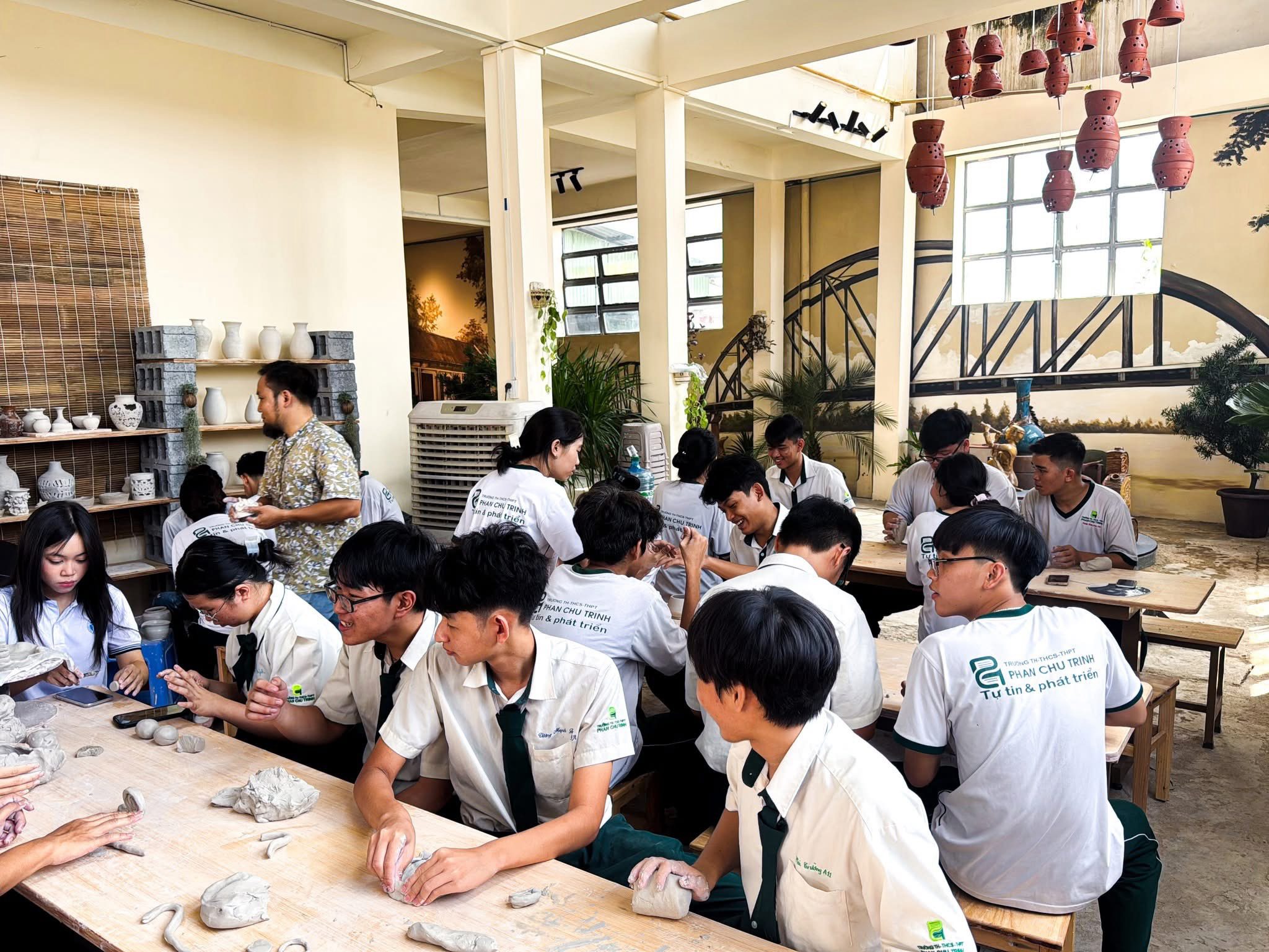 Đưa gốm cổ vào học đường: Gieo mầm di sản văn hóa cho thế hệ Z hocsinh5 17472698186041983030982