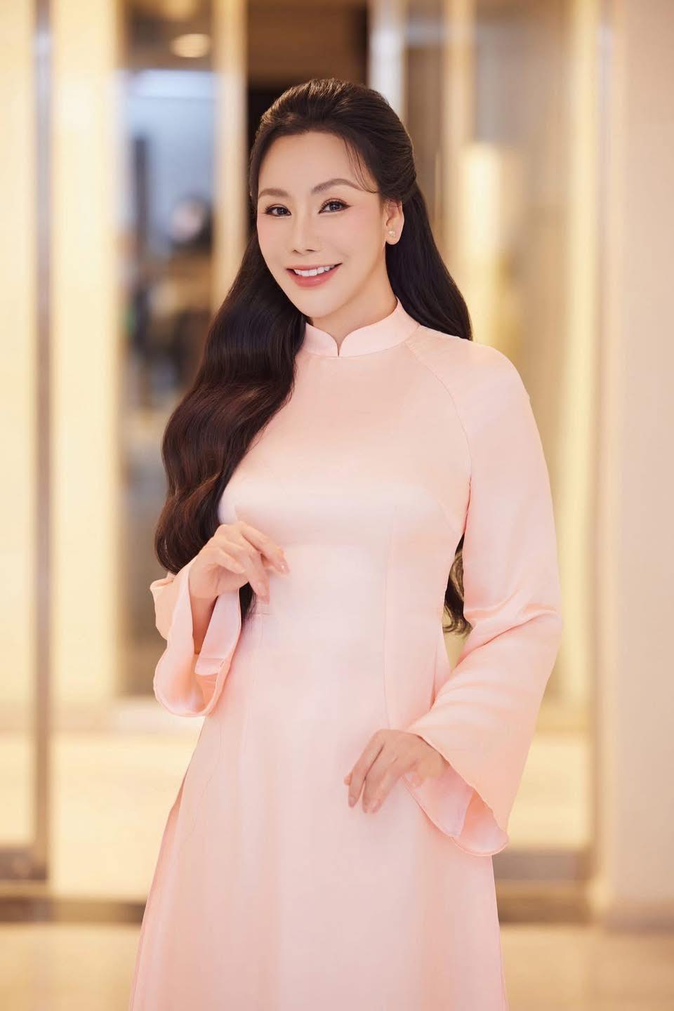 Hồ Quỳnh Hương kết hôn với bạn trai sau 5 năm hẹn hò - Ảnh 1. Hồ Quỳnh Hương kết hôn với bạn trai sau 5 năm hẹn hò - Ảnh 1.