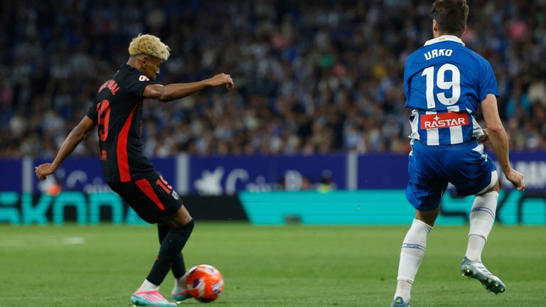 Yamal ghi bàn đẹp mắt, Barca chính thức vô địch La Liga - Ảnh 1.