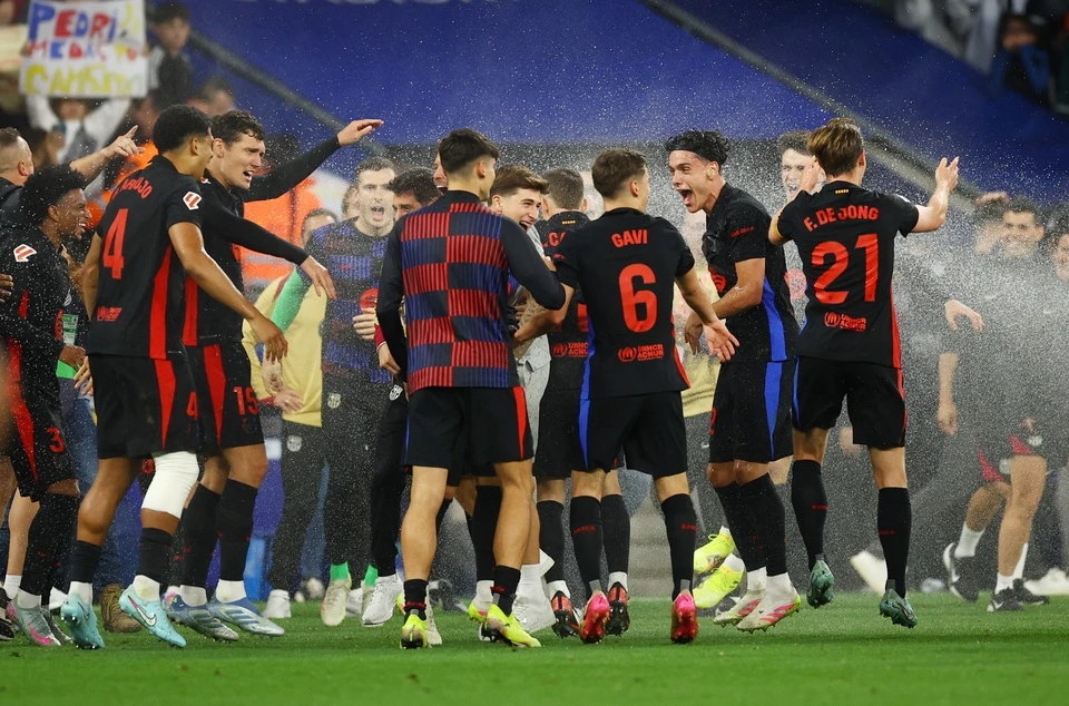 Đối thủ bật vòi phung nước, không cho Barcelona ăn mừng chức vô địch La Liga - Ảnh 2.