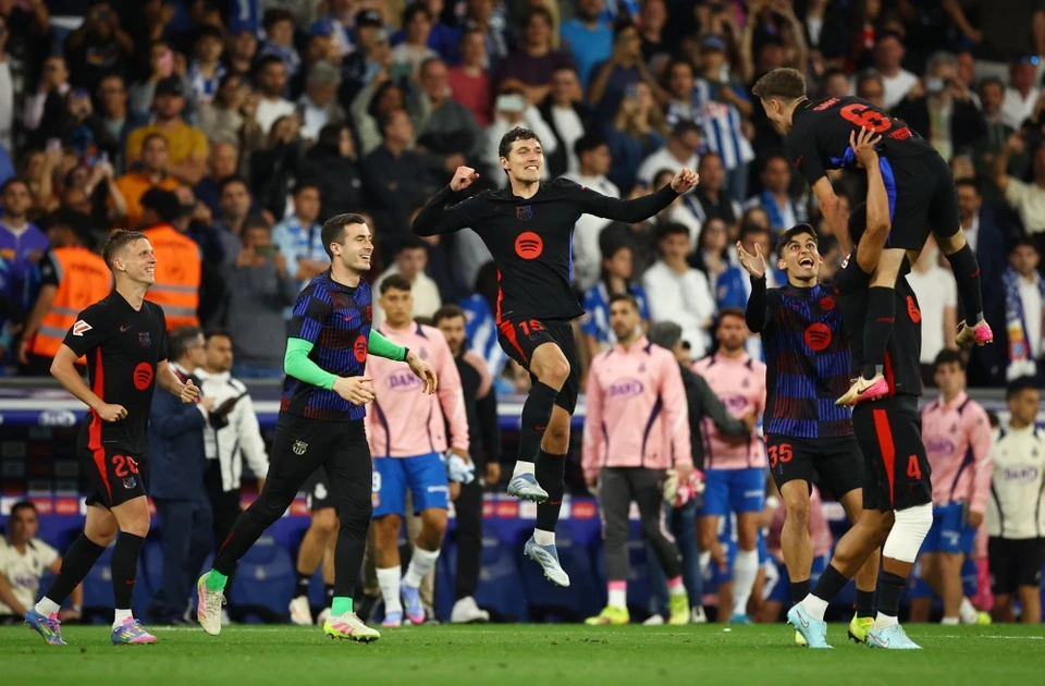 Đối thủ bật vòi phung nước, không cho Barcelona ăn mừng chức vô địch La Liga - Ảnh 1.