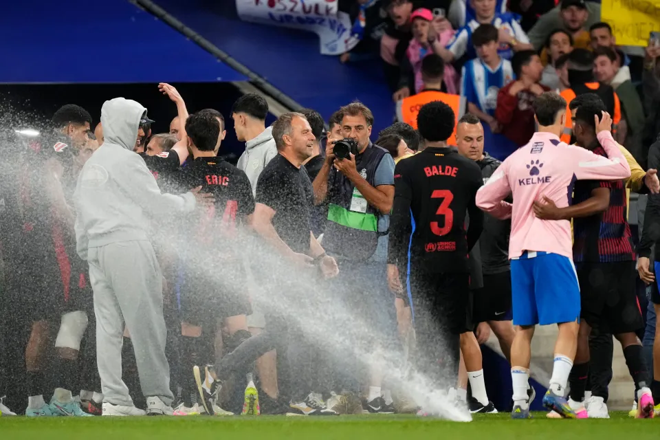 Đối thủ bật vòi phung nước, không cho Barcelona ăn mừng chức vô địch La Liga - Ảnh 3.