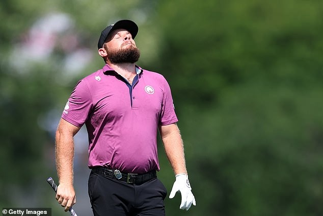 Tay golf nổi điên, chửi thề và ném bóng sau cú đánh hỏng giữa vòng tại PGA Championship - Ảnh 1.