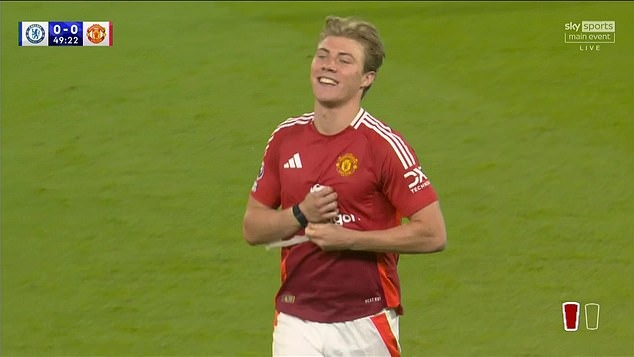 Tiền đạo MU gây sốc khi đeo đồng hồ thông minh ra sân, bị trọng tài bắt tháo giữa trận Chelsea - Ảnh 1.