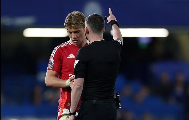 Tiền đạo MU gây sốc khi đeo đồng hồ thông minh ra sân, bị trọng tài bắt tháo giữa trận Chelsea - Ảnh 2.