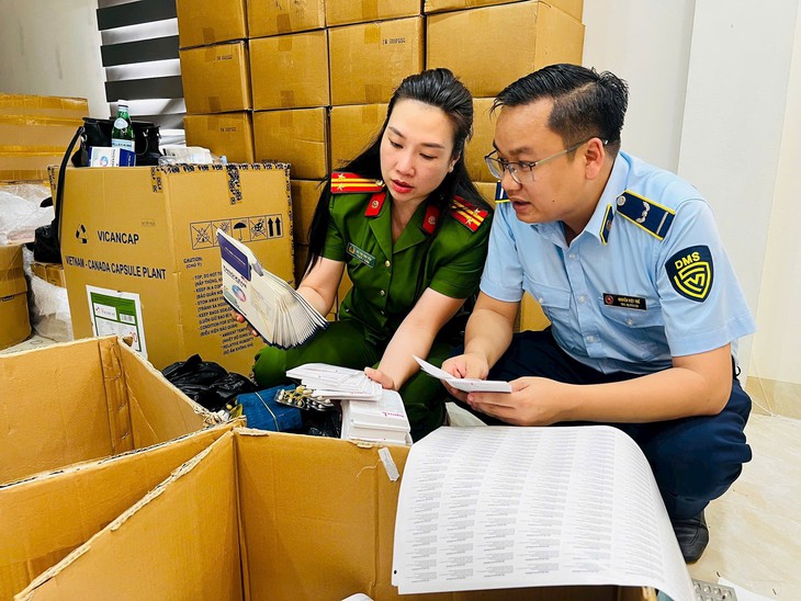 Hà Nội: Bắt giữ 7 đối tượng, thu giữ trên 100 tấn thuốc tân dược và thực phẩm chức năng giả - Ảnh 1.