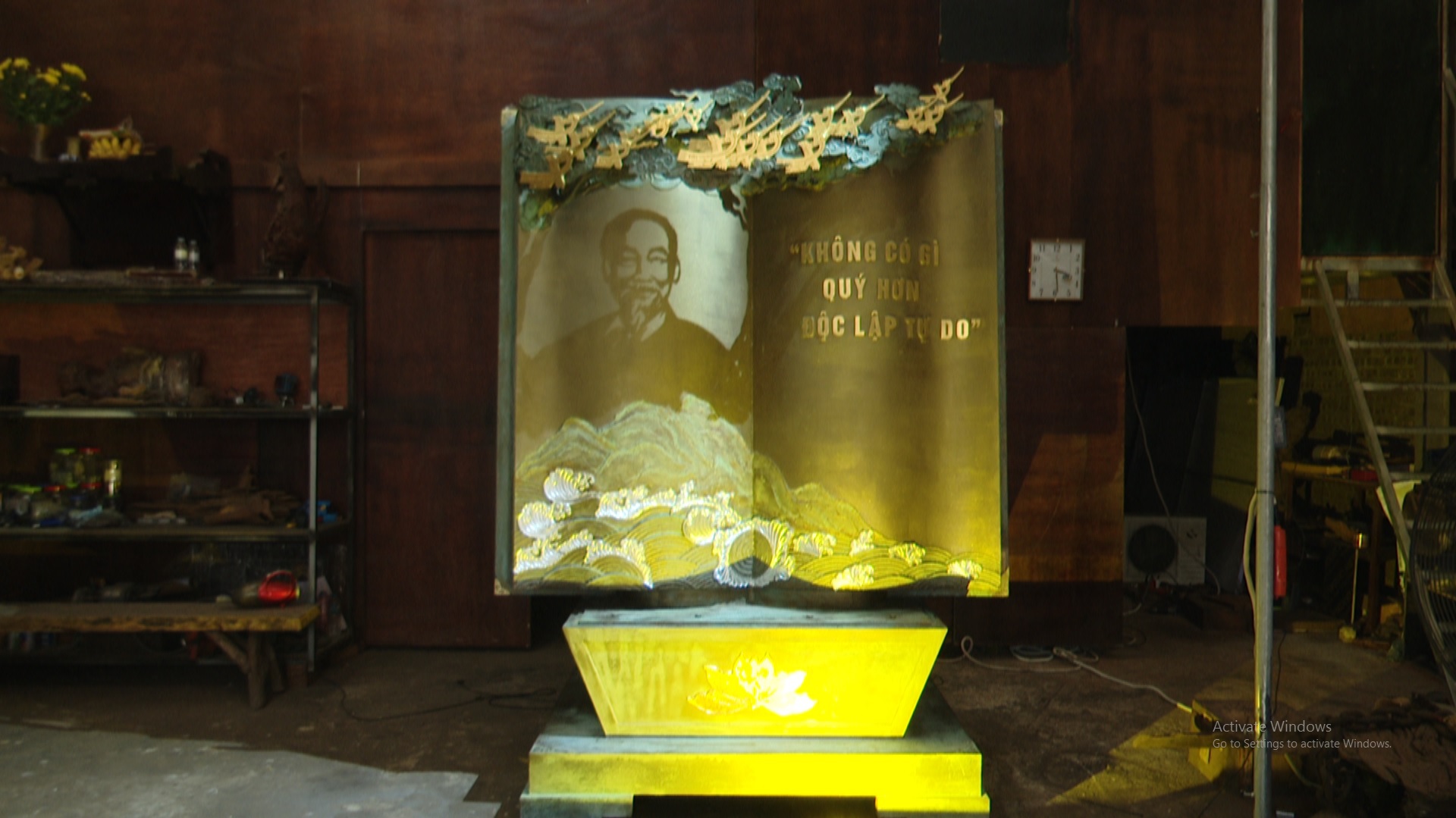 Lung linh tác phẩm điêu khắc ánh sáng "Trang sử vàng" tri ân cội nguồn dân tộc