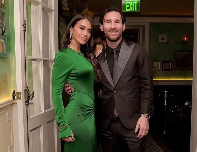 Ronaldo lại bỏ xa Messi khi tiếp tục là là vận động viên kiếm tiền nhiều nhất thế giới - Ảnh 2.