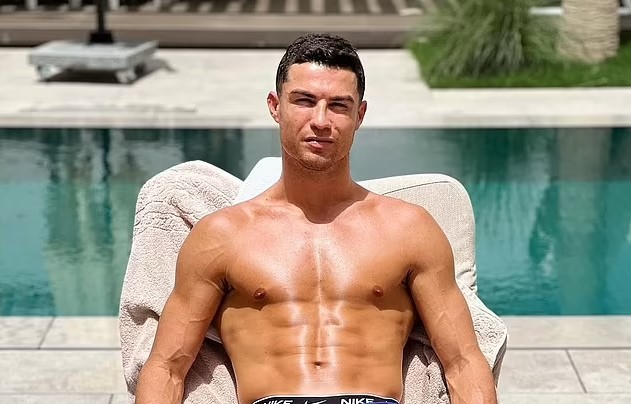 Ronaldo lại bỏ xa Messi khi tiếp tục là là vận động viên kiếm tiền nhiều nhất thế giới - Ảnh 1.