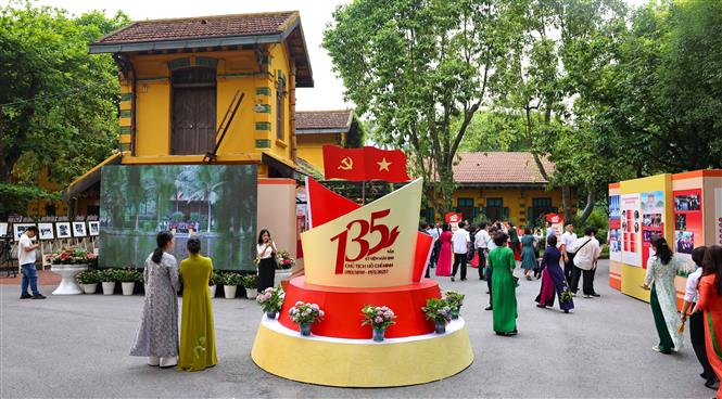 Triển lãm 'Chủ tịch Hồ Chí Minh - Tinh hoa dân tộc, tầm vóc thời đại' trưng bày gần 300 tư liệu qúy - Ảnh 3. Triển lãm 'Chủ tịch Hồ Chí Minh - Tinh hoa dân tộc, tầm vóc thời đại' trưng bày gần 300 tư liệu qúy - Ảnh 3.