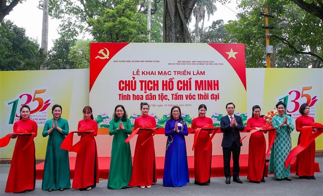 Triển lãm 'Chủ tịch Hồ Chí Minh - Tinh hoa dân tộc, tầm vóc thời đại' trưng bày gần 300 tư liệu qúy - Ảnh 1. Triển lãm 'Chủ tịch Hồ Chí Minh - Tinh hoa dân tộc, tầm vóc thời đại' trưng bày gần 300 tư liệu qúy - Ảnh 1.