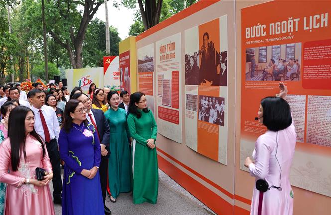 Triển lãm 'Chủ tịch Hồ Chí Minh - Tinh hoa dân tộc, tầm vóc thời đại' trưng bày gần 300 tư liệu qúy - Ảnh 2. Triển lãm 'Chủ tịch Hồ Chí Minh - Tinh hoa dân tộc, tầm vóc thời đại' trưng bày gần 300 tư liệu qúy - Ảnh 2.