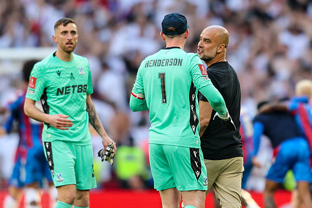 Pep Guardiola đã có cuộc đối đầu trực tiếp với Dean Henderson sau khi Crystal Palace đánh bại Man City, giành chức vô địch FA Cup vào thứ Bảy