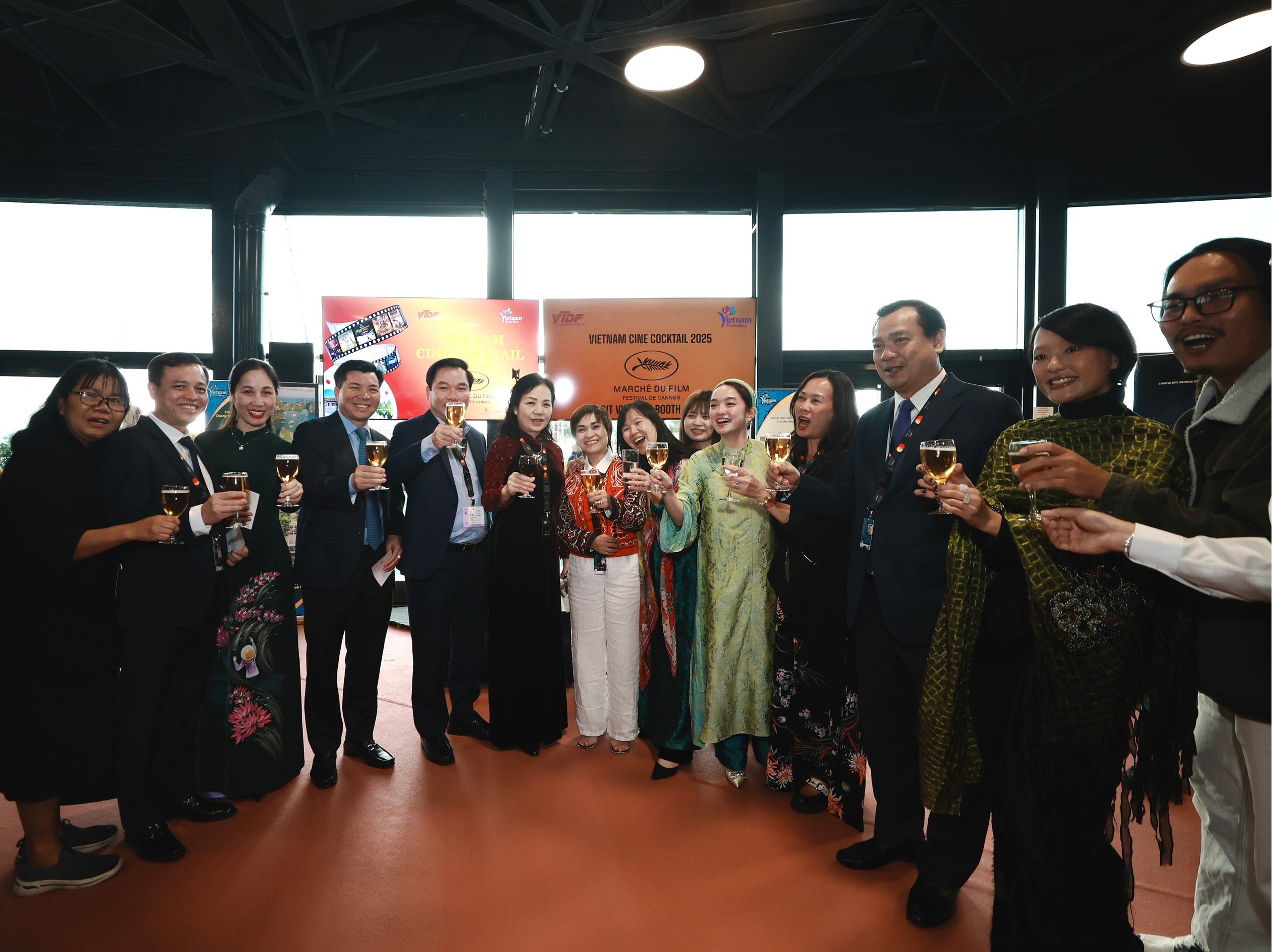 cac-nha-san-xuat-dien-vien-viet-tham-du-lhp-cannes-1747529827547968084443.jpg