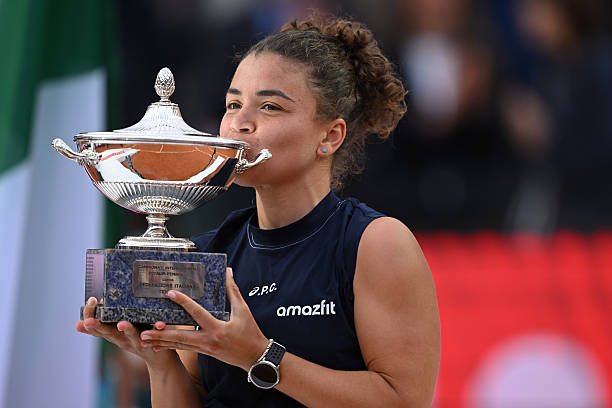 Jasmine Paolini viết nên trang sử mới cho quần vợt nữ Ý khi đánh bại Coco Gauff 6-4, 6-2 để giành chức vô địch đơn nữ tại Italian Open 2025