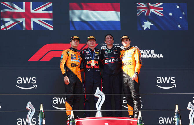 F1 chặng 7: Max Verstappen thể hiện đẳng cấp trước Piastri, Hamilton cực kỳ đáng khen - Ảnh 1.