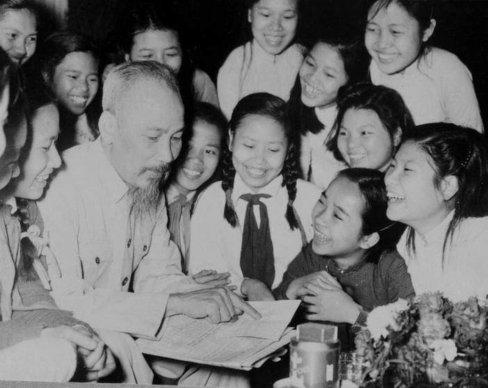 Nối dài 'trămnăm trồng người' - Ảnh 1.