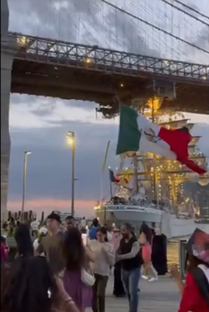Tàu hải quân Mexico đâm vào cầu Brooklyn ở New York - Ảnh 1.