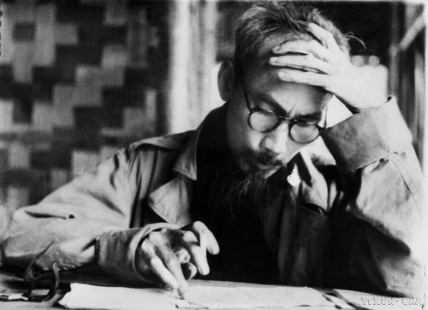 Công lao của Chủ tịch Hồ Chí Minh với dân tộc ta như non cao, biển rộng - Ảnh 1.