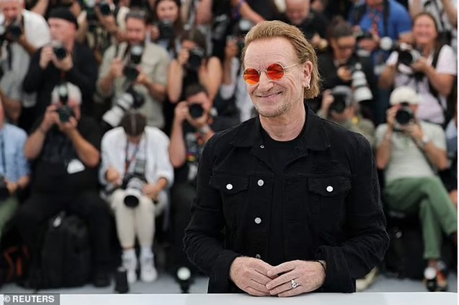 Bono tại LHP Cannes 2025: Huyền thoại âm nhạc và trái tim bất diệt - Ảnh 2.