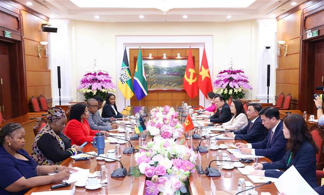 Thường trực Ban Bí thư Trần Cẩm Tú hội đàm với Phó Tổng Thư ký thứ nhất Đảng Đại hội Dân tộc Phi  - Ảnh 1.