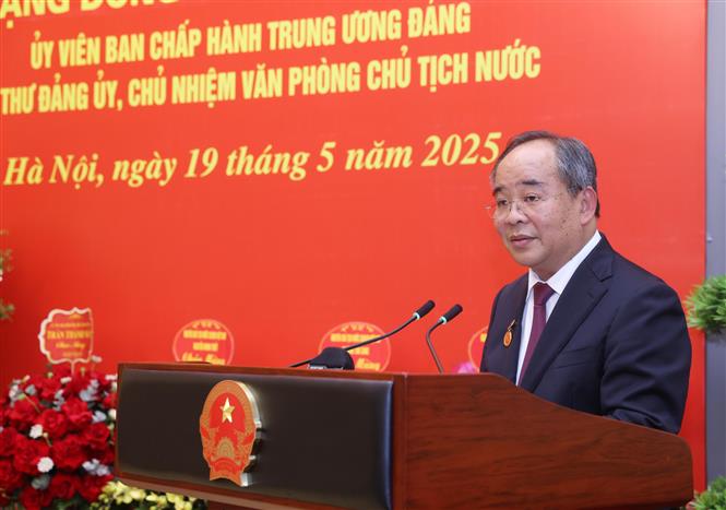 Chủ tịch nước dự lễ trao Huy hiệu 40 năm tuổi Đảng cho Chủ nhiệm Văn phòng Chủ tịch nước Lê Khánh Hải - Ảnh 5.