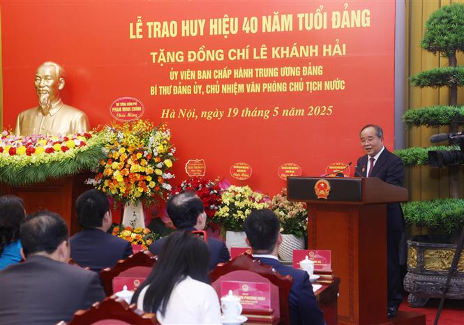 Chủ tịch nước dự lễ trao Huy hiệu 40 năm tuổi Đảng cho Chủ nhiệm Văn phòng Chủ tịch nước Lê Khánh Hải - Ảnh 4.