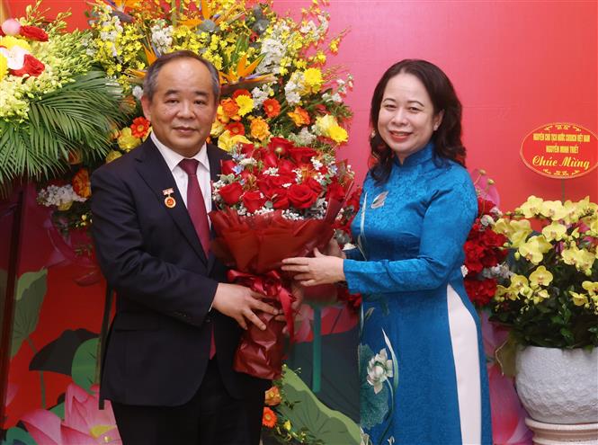 Chủ tịch nước dự lễ trao Huy hiệu 40 năm tuổi Đảng cho Chủ nhiệm Văn phòng Chủ tịch nước Lê Khánh Hải - Ảnh 2.