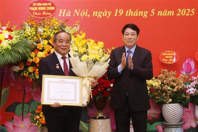 Chủ tịch nước dự lễ trao Huy hiệu 40 năm tuổi Đảng cho Chủ nhiệm Văn phòng Chủ tịch nước Lê Khánh Hải - Ảnh 1.