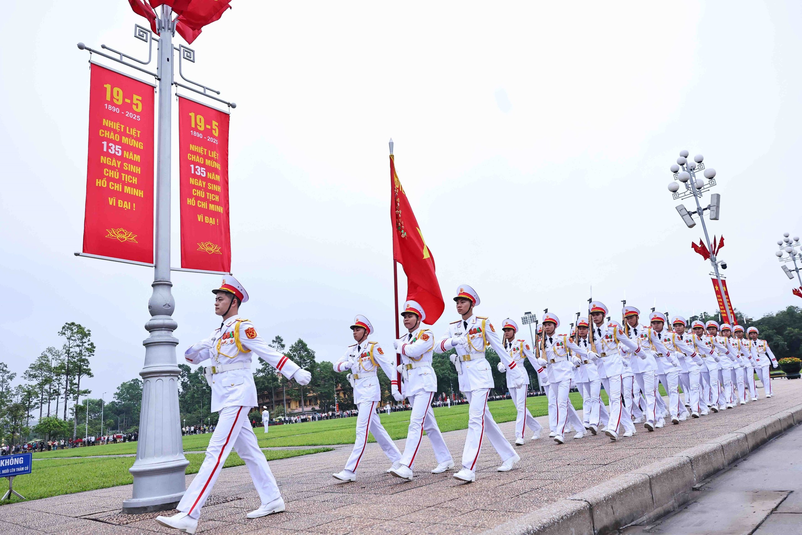 Lễ chào cờ đặc biệt tại Quảng trường Ba Đình kỷ niệm 135 năm Ngày sinh Chủ tịch Hồ Chí Minh - Ảnh 1.