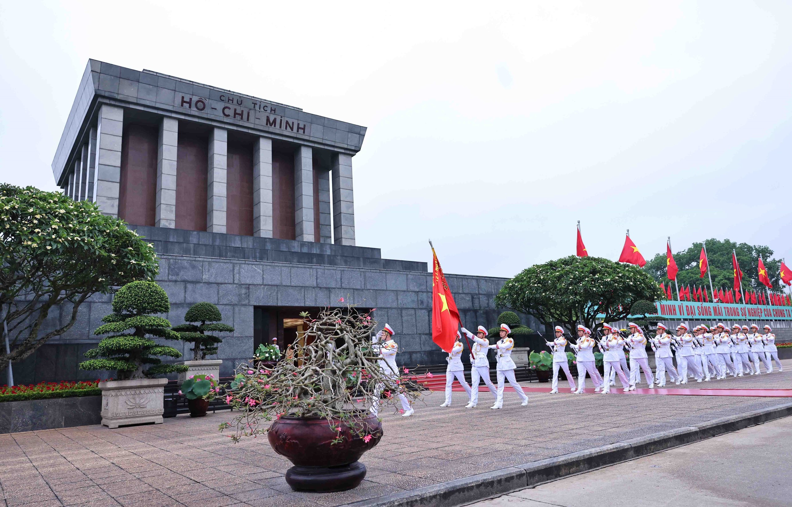 Lễ chào cờ đặc biệt tại Quảng trường Ba Đình kỷ niệm 135 năm Ngày sinh Chủ tịch Hồ Chí Minh - Ảnh 2.
