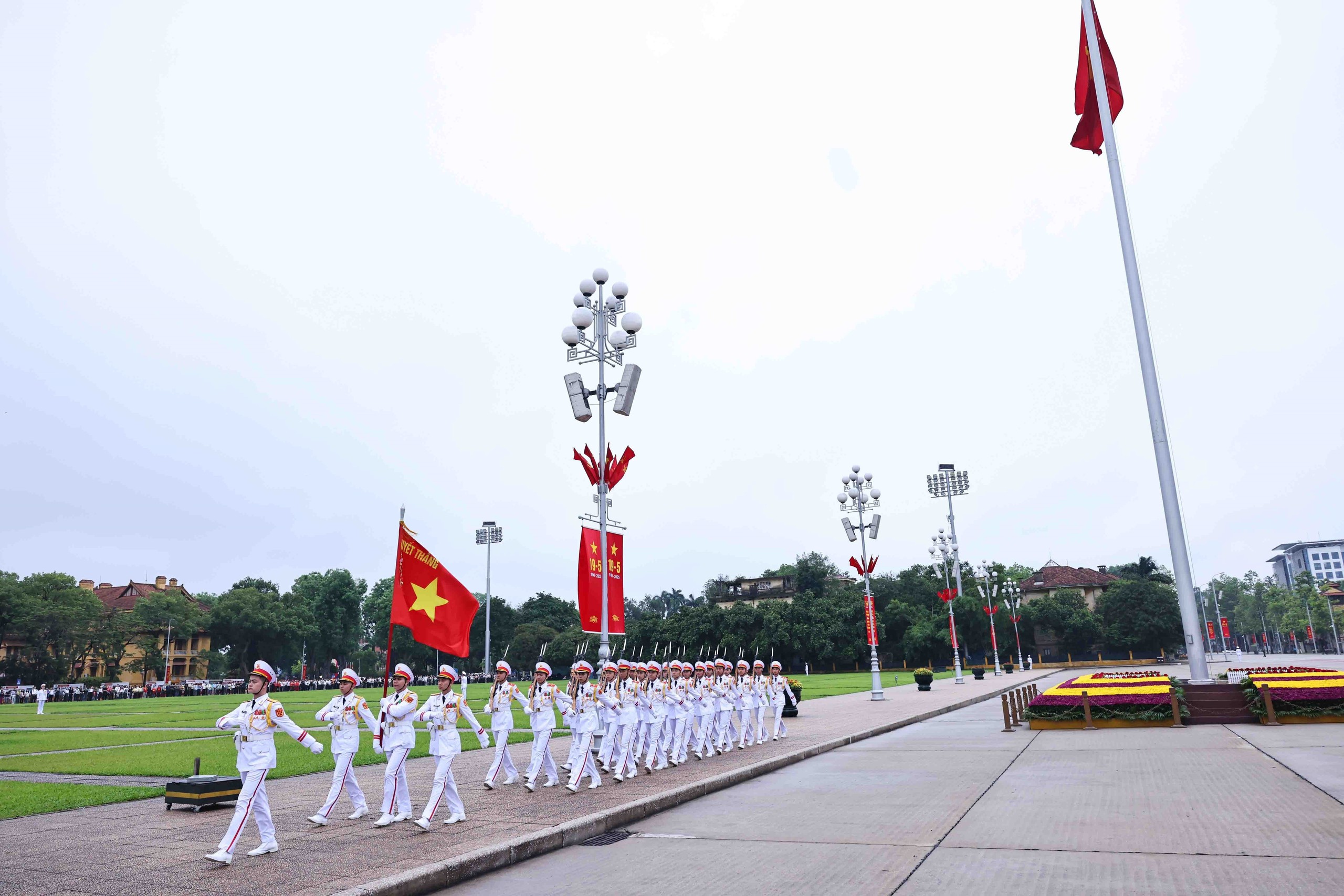 Lễ chào cờ đặc biệt tại Quảng trường Ba Đình kỷ niệm 135 năm Ngày sinh Chủ tịch Hồ Chí Minh - Ảnh 3.