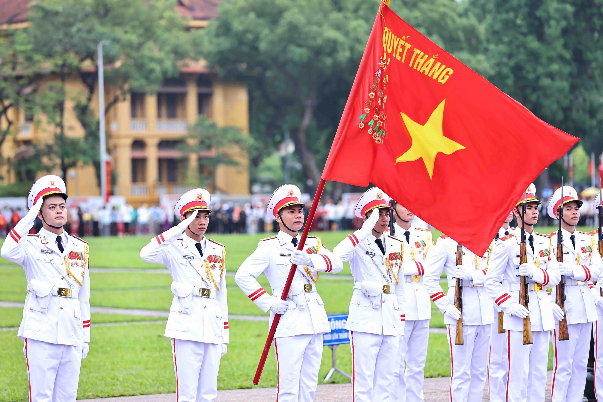 Lễ chào cờ đặc biệt tại Quảng trường Ba Đình kỷ niệm 135 năm Ngày sinh Chủ tịch Hồ Chí Minh - Ảnh 4.