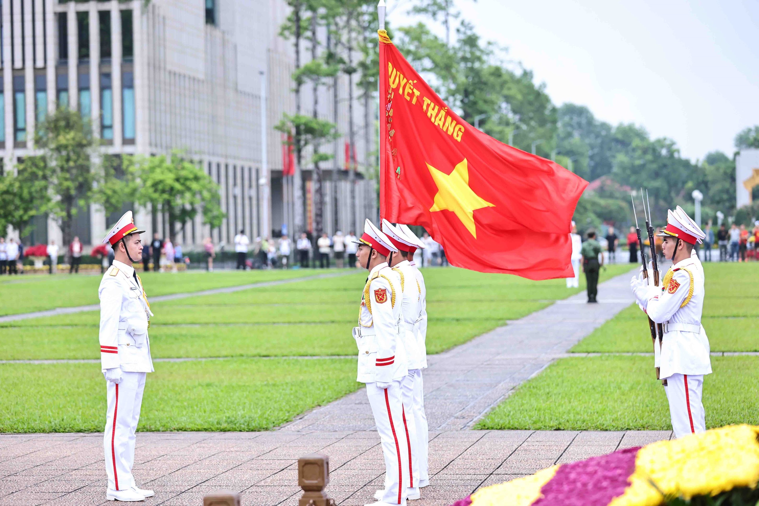 Lễ chào cờ đặc biệt tại Quảng trường Ba Đình kỷ niệm 135 năm Ngày sinh Chủ tịch Hồ Chí Minh - Ảnh 5.