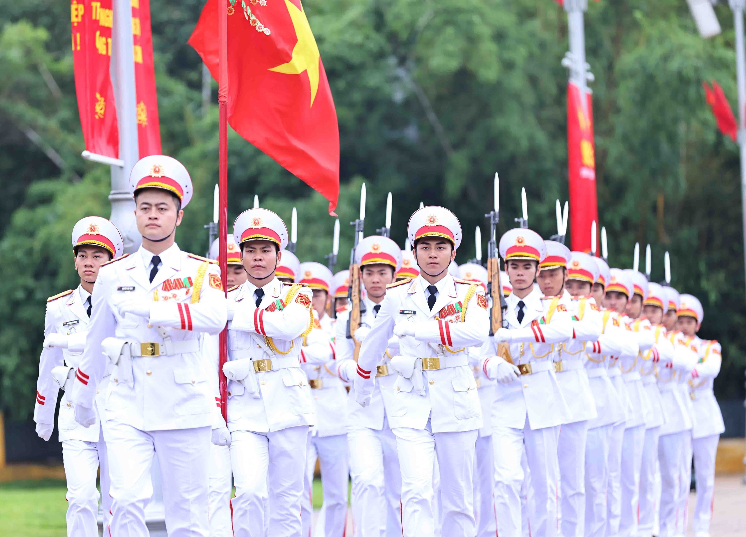 Lễ chào cờ đặc biệt tại Quảng trường Ba Đình kỷ niệm 135 năm Ngày sinh Chủ tịch Hồ Chí Minh - Ảnh 6.