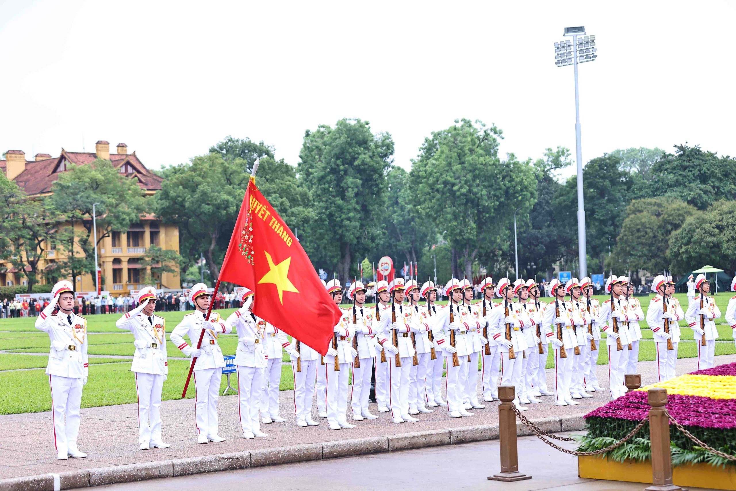 Lễ chào cờ đặc biệt tại Quảng trường Ba Đình kỷ niệm 135 năm Ngày sinh Chủ tịch Hồ Chí Minh - Ảnh 7.