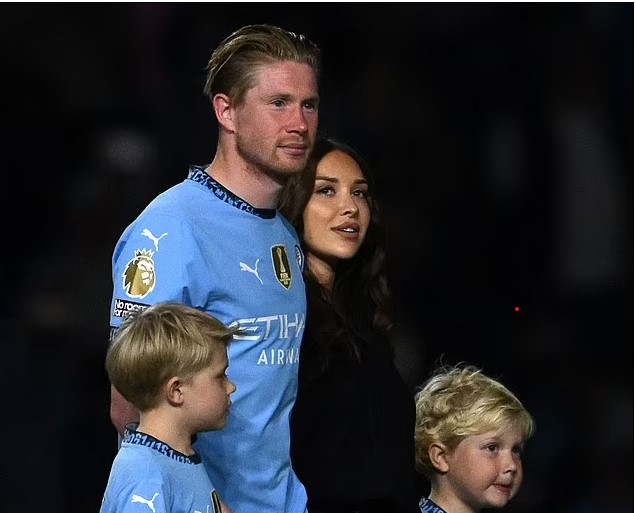 Lễ chia tay xúc động của De Bruyne, Guardiola rơi nước mắt khi một loạt huyền thoại Man City nói lời tri ân - Ảnh 2.