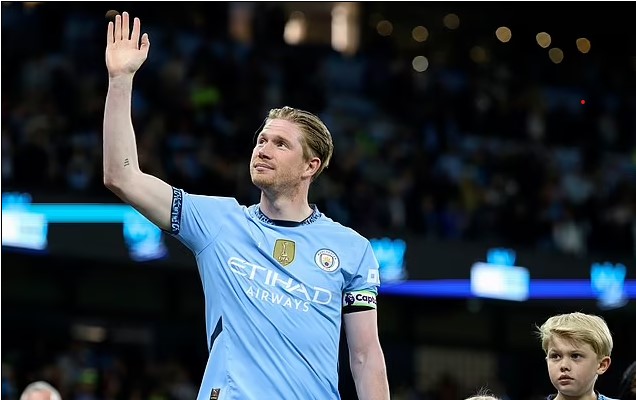 Lễ chia tay xúc động của De Bruyne, Guardiola rơi nước mắt khi một loạt huyền thoại Man City nói lời tri ân - Ảnh 1.