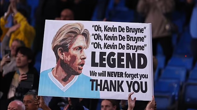 Lễ chia tay xúc động của De Bruyne, Guardiola rơi nước mắt khi một loạt huyền thoại Man City nói lời tri ân - Ảnh 7.