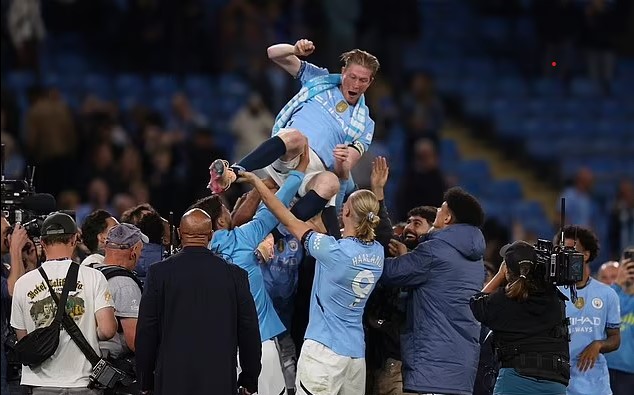 Lễ chia tay xúc động của De Bruyne, Guardiola rơi nước mắt khi một loạt huyền thoại Man City nói lời tri ân - Ảnh 6.