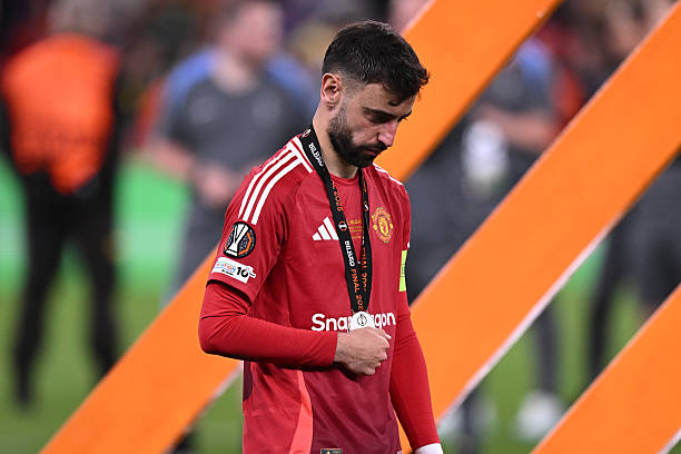 Bruno Fernandes để ngỏ khả năng chia tay MU sau thất bại ở chung kết Europa League