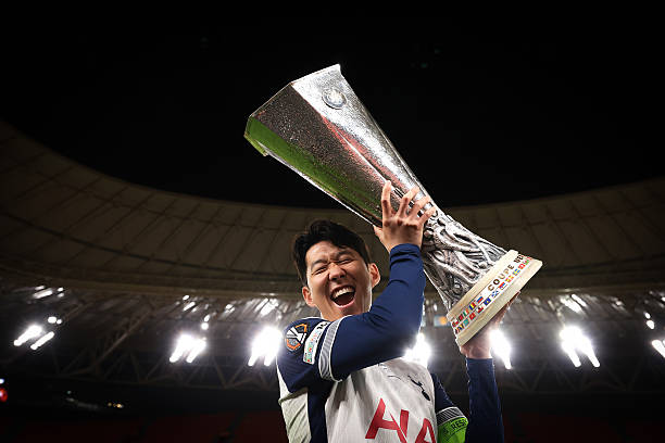 Son Heung Min trở thành cầu thủ Hàn Quốc đầu tiên giành một danh hiệu châu Âu với tư cách đội trưởng.