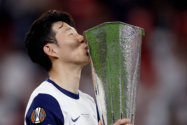 Sự cố hy hữu xảy ra sau khi Tottenham chấm dứt cơn khát danh hiệu kéo dài 17 năm - Ảnh 2.